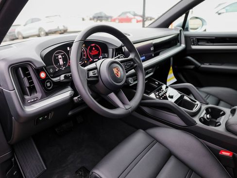 Certified 2026 Porsche Cayenne AWD/4WD image 4