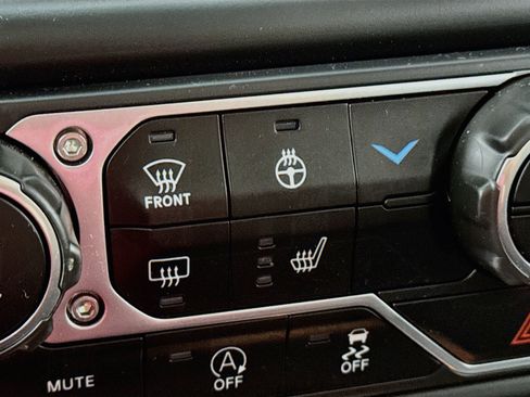 Used 2022 Jeep Gladiator Sport AWD/4WD image 3