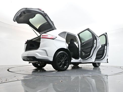 Used 2024 Ford Edge SE w/ Black Appearance Package image 37