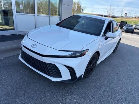Used 2025 Toyota Camry SE w/ Convenience Package image 1