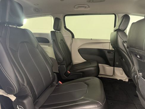 Used 2023 Chrysler Pacifica Touring-L FWD image 13