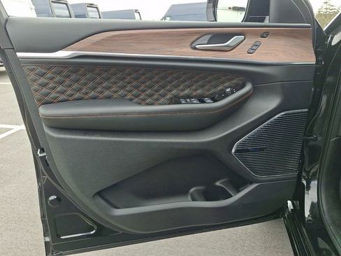 Used 2025 Jeep Grand Cherokee Summit w/ Obsidian Package image 12