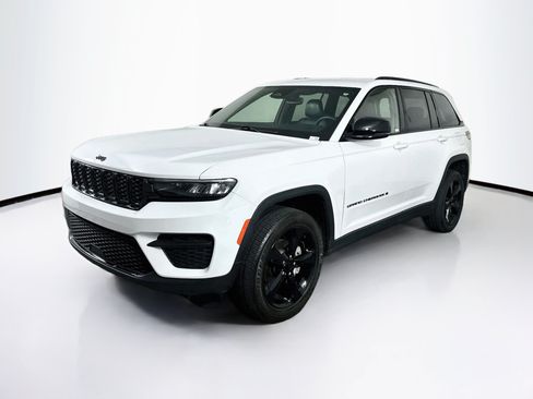 Used 2023 Jeep Grand Cherokee Altitude RWD image 3