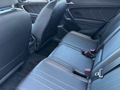 Used 2022 Volkswagen Tiguan SE w/ Panoramic Sunroof Package image 12