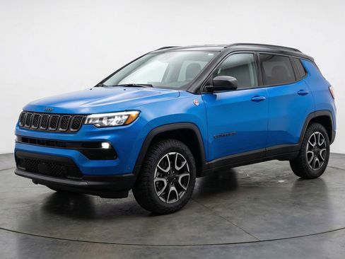 Used 2025 Jeep Compass Trailhawk image 3
