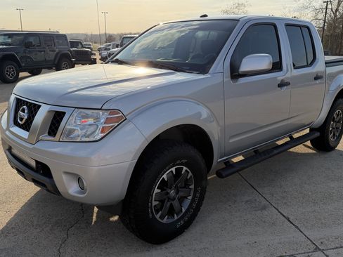 Used 2019 Nissan Frontier PRO-4X image 2