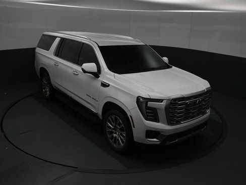 Used 2025 GMC Yukon XL Denali AWD/4WD image 39