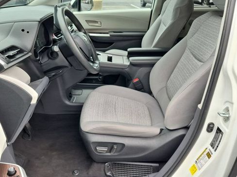 Certified 2022 Toyota Sienna LE FWD image 9
