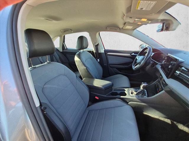 Used 2025 Volkswagen Jetta SE FWD image 13