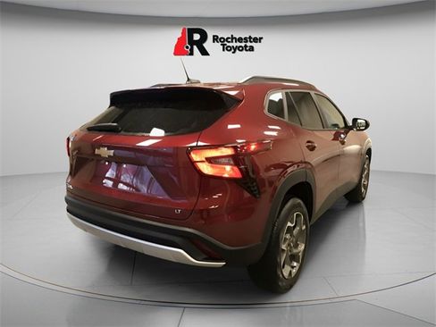 Used 2025 Chevrolet Trax LT w/ LT Convenience Package image 3