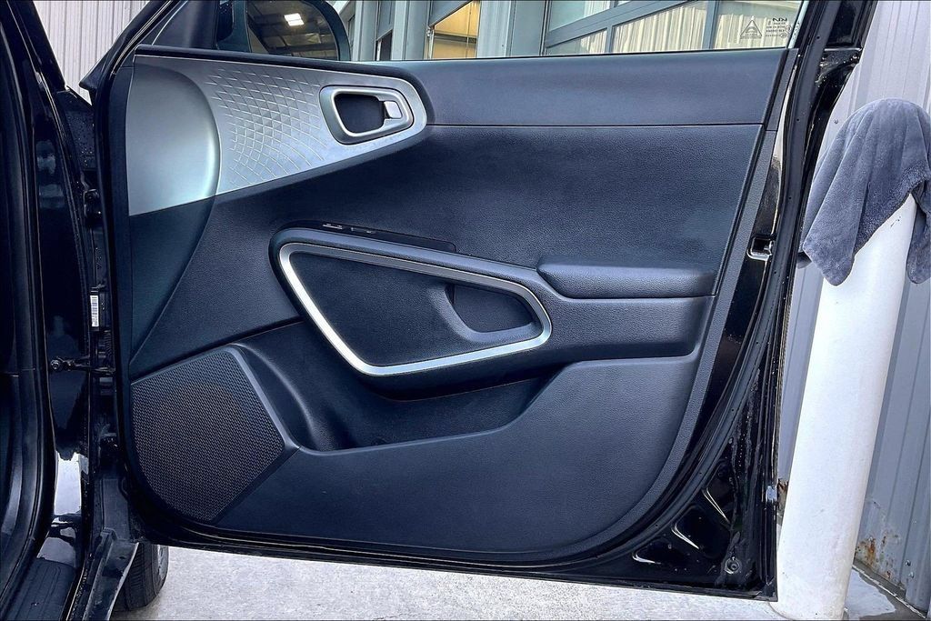 Used 2025 Kia Soul LX w/ LX Technology Package FWD image 23