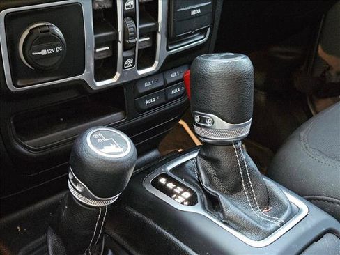 Used 2018 Jeep Wrangler Unlimited Sahara w/ LED Lighting Group AWD/4WD image 12