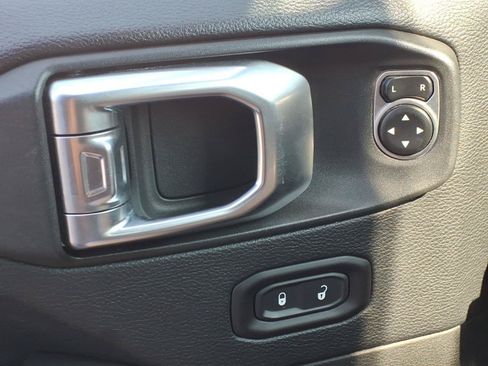 Used 2018 Jeep Wrangler Unlimited Sahara AWD/4WD image 23