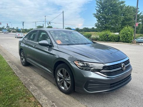 Used 2024 Volkswagen Jetta SE FWD image 2