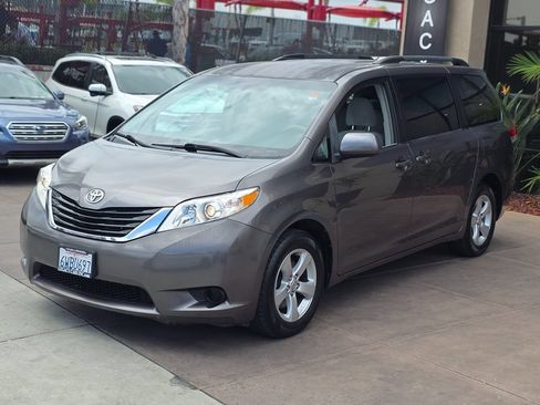 Used 2012 Toyota Sienna LE w/ Preferred Pkg FWD image 5