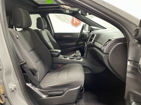 Used 2019 Jeep Grand Cherokee Laredo AWD/4WD image 23