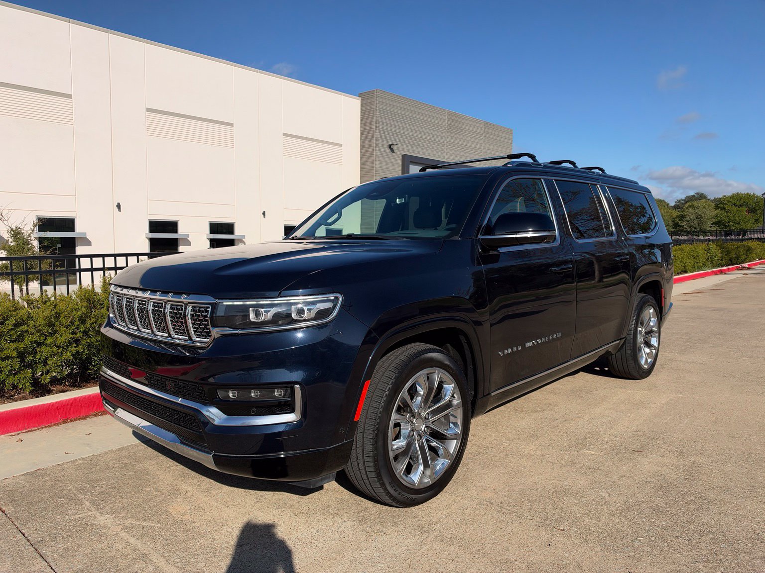 Used 2023 Jeep Grand Wagoneer L Series II w/ Premium Group II AWD/4WD image 3