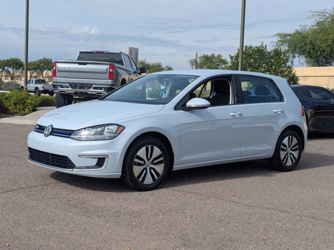 Used 2017 Volkswagen e-Golf SE image 2
