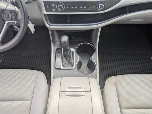 Used 2015 Toyota Highlander LE image 19