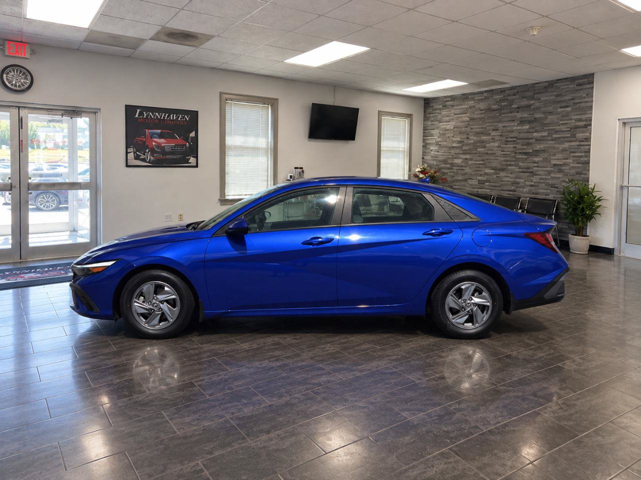 Used 2024 Hyundai Elantra SE FWD image 7