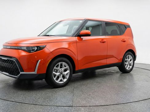 Used 2025 Kia Soul LX w/ LX Technology Package FWD image 3
