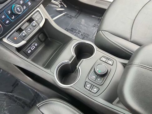 Used 2023 GMC Terrain SLT image 32