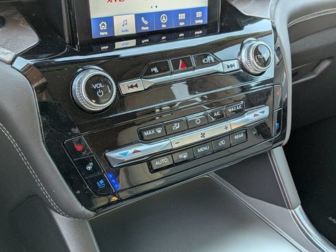 Used 2023 Ford Explorer Platinum w/ Technology Package AWD/4WD image 18