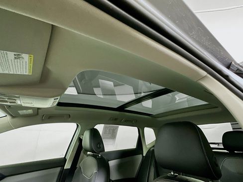 Used 2023 Volkswagen Taos SE w/ Panoramic Sunroof Package image 25