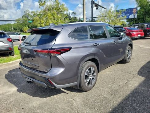 Used 2024 Toyota Highlander XLE FWD image 2