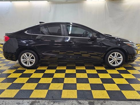 Used 2017 Chevrolet Cruze LT image 2