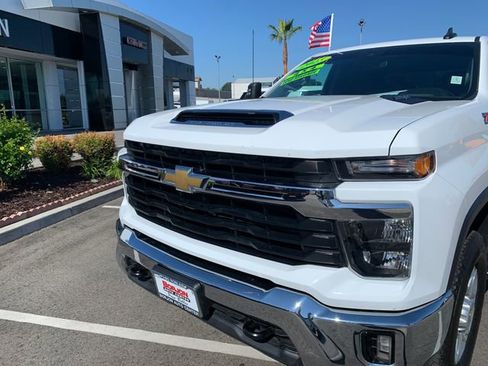 Used 2025 Chevrolet Silverado 2500 LT AWD/4WD image 3