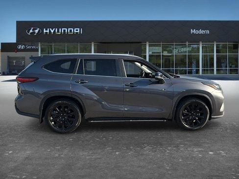 Used 2023 Toyota Highlander XLE AWD/4WD image 4
