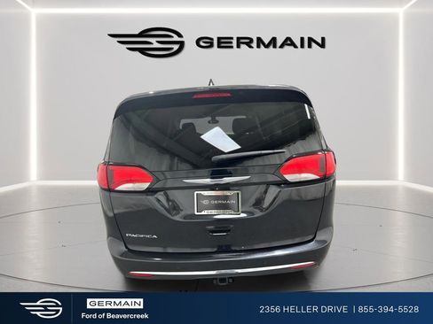 Used 2017 Chrysler Pacifica Touring-L FWD image 6