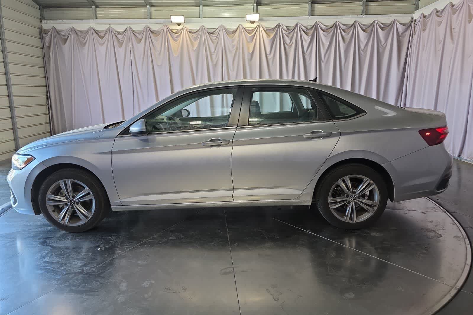 Used 2024 Volkswagen Jetta SE FWD image 6