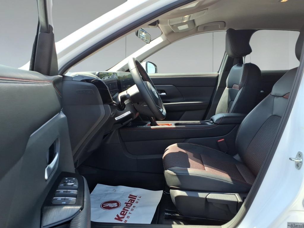 Used 2025 Nissan Kicks SR FWD image 15