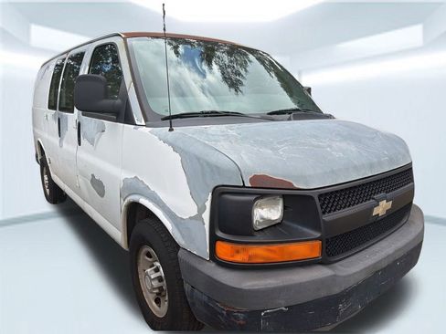 Used 2010 Chevrolet Express 2500 image 4