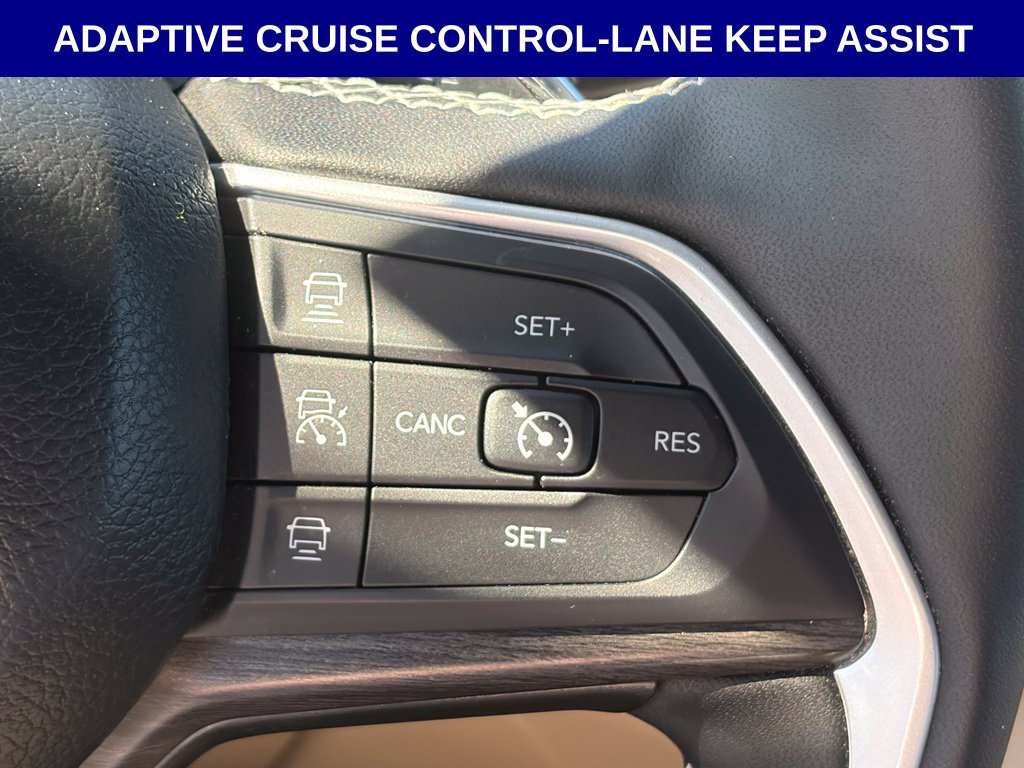 Used 2025 Jeep Grand Cherokee Limited AWD/4WD image 13