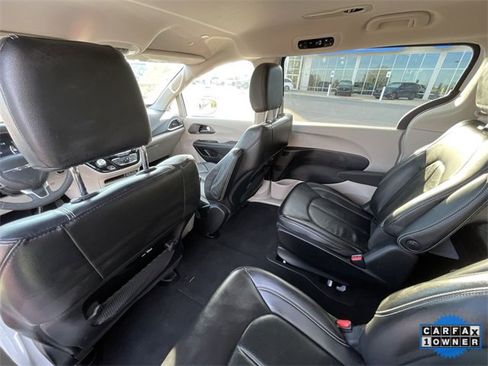 Used 2022 Chrysler Pacifica Touring-L image 20