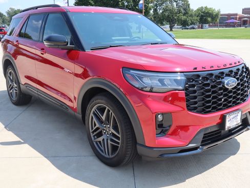 Used 2025 Ford Explorer ST AWD/4WD image 3