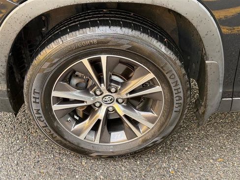 Used 2019 Toyota Highlander LE AWD/4WD image 16