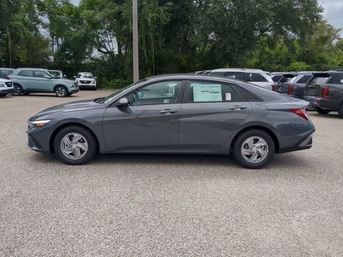New 2025 Hyundai Elantra SE FWD image 3
