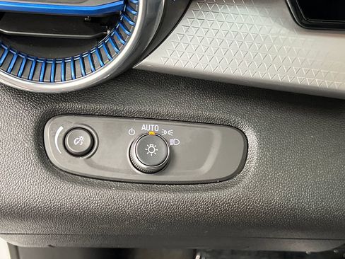 Used 2025 Chevrolet Trax LT w/ LT Convenience Package image 37