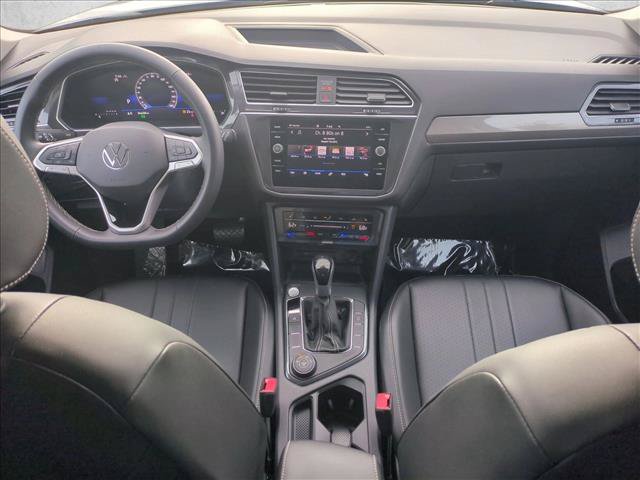 Used 2024 Volkswagen Tiguan SE w/ Panoramic Sunroof Package AWD/4WD image 17