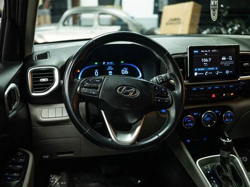 Used 2024 Hyundai Venue SEL FWD image 14