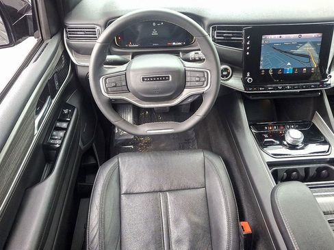 Used 2024 Jeep Wagoneer Series II image 11