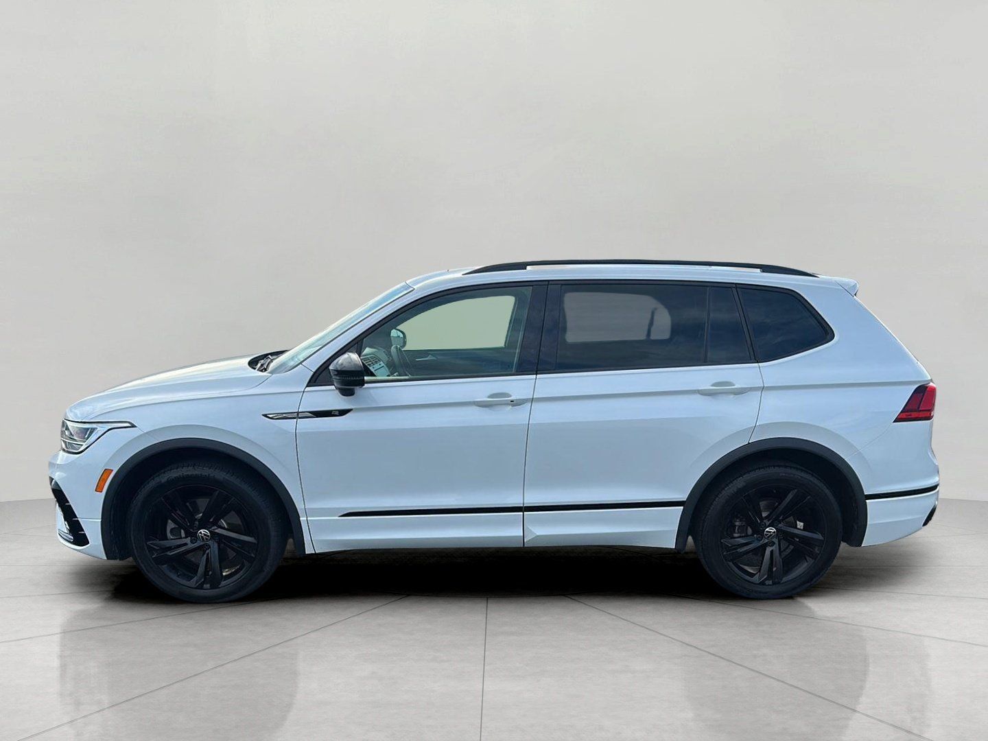 Used 2023 Volkswagen Tiguan SE R-Line FWD image 4