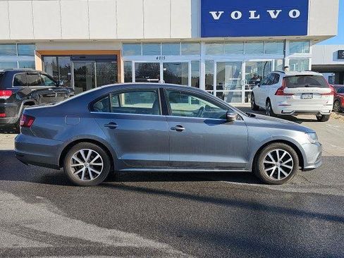 Used 2017 Volkswagen Jetta SE image 6
