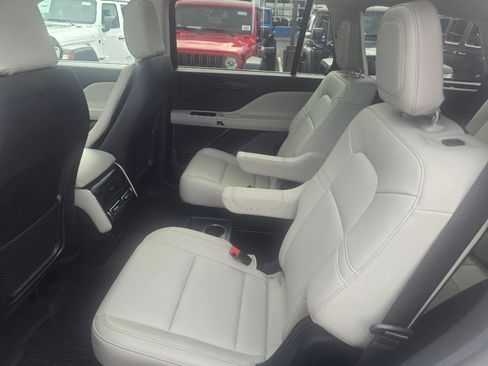 Used 2025 Lincoln Aviator AWD image 3