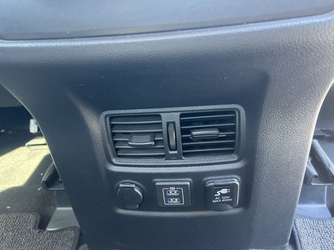 Used 2021 Nissan Titan SV w/ SV Convenience Package image 28