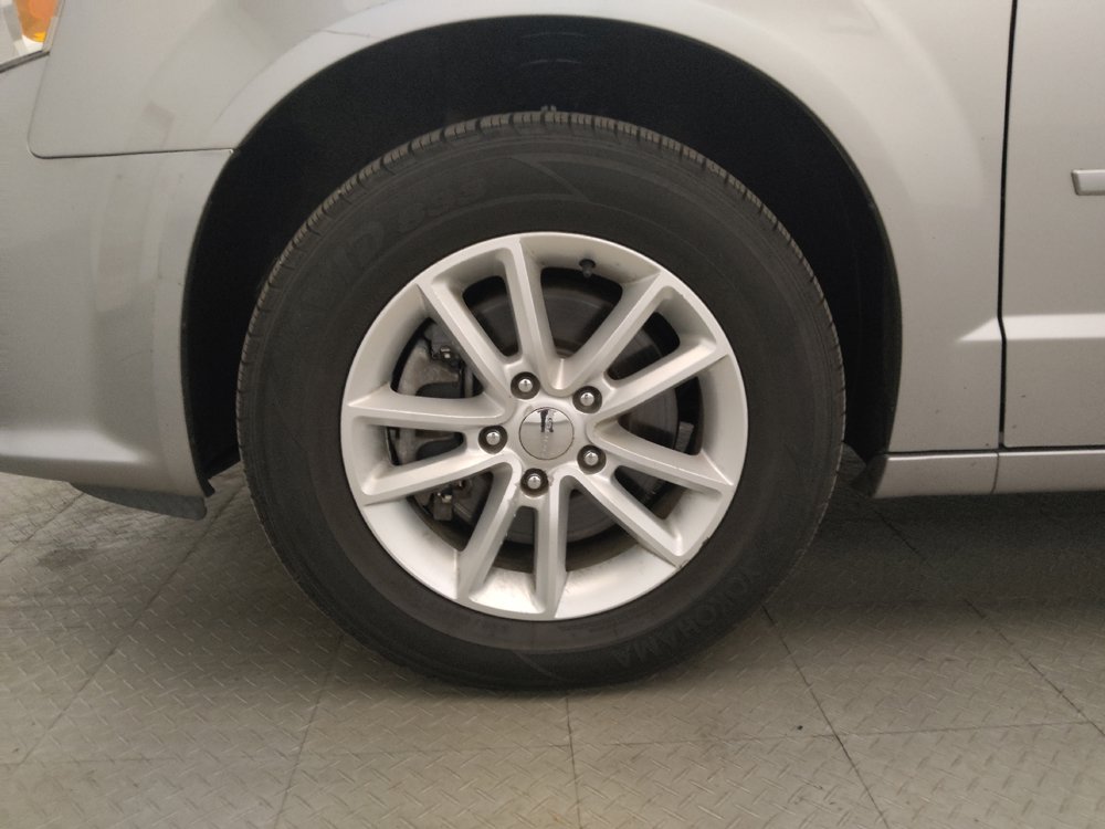 Used 2016 Dodge Grand Caravan SXT w/ UConnect Hands-Free Group FWD image 31